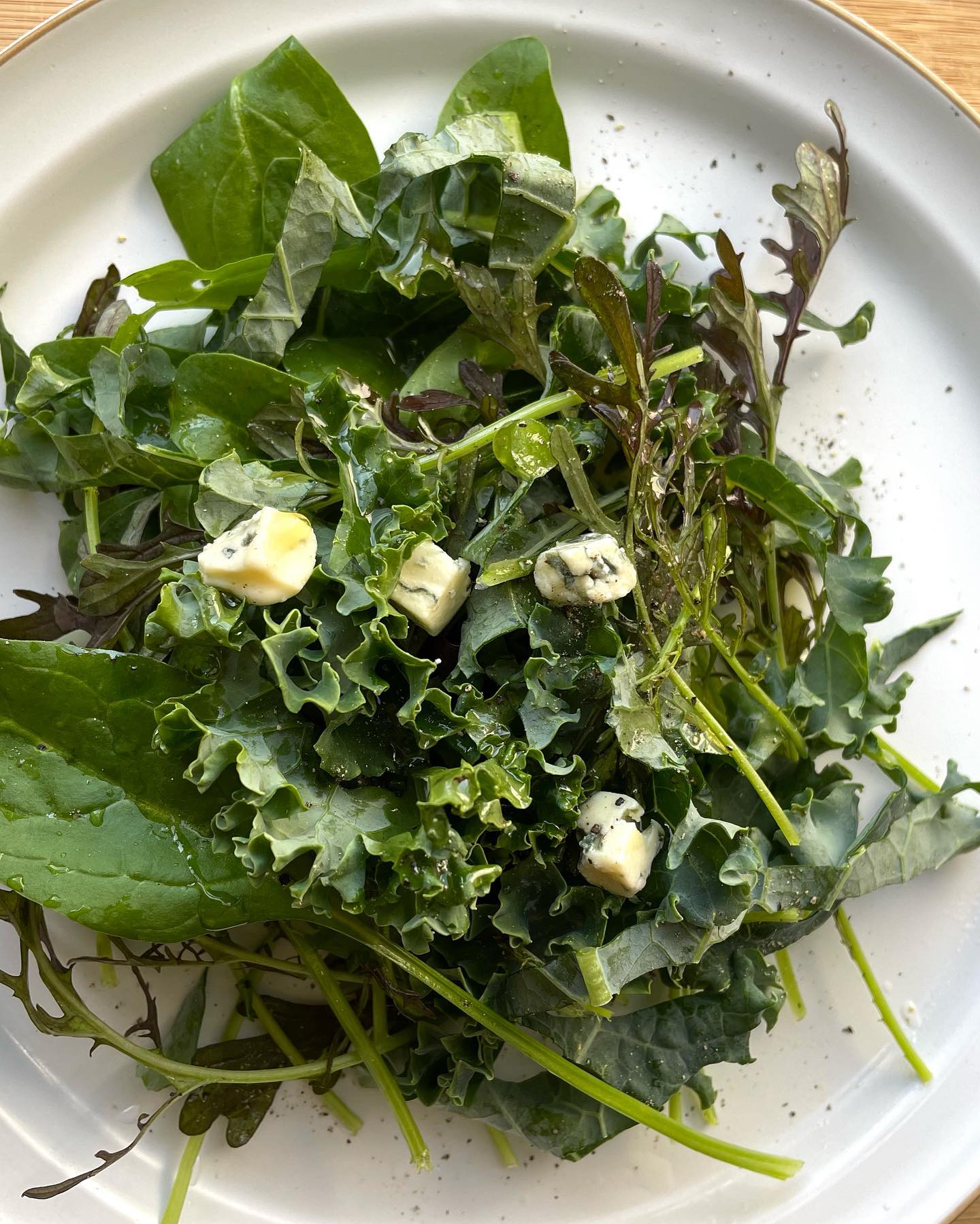 試作していたケールを会社でいただいたので休日の朝食にサラダにしてみました️サラダほうれん草とブルーチーズ、紫カラシナでシンプルに。ケールの甘みと香りで美味しさ倍増でした#高田種苗#ライクズワーン#野菜#ケール#サラダ#農業#種子#栽培