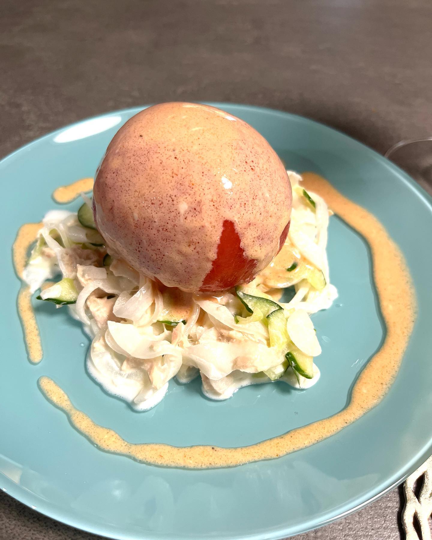 得意先様から美味しいトマトを頂きました。色も味も形も最高です！！そんなトマトと当社のタマネギを融合させた丸ごとトマトサラダを作りました某レストランのトマトサラダを参考にさせて頂きました️トマトはヘタを取って丸ごと湯むきし、冷やしておきます。下のサラダは玉葱とキュウリを塩もみして、ツナとマヨネーズと塩コショウで味付けしています上のドレッシングはマヨネーズ、ケッチャップ、米酢、砂糖、オリーブオイルを混ぜたものです。これからの季節にピッタリですね。是非作ってみてください#高田種苗#トマト#サラダ#玉葱#野菜#収穫#玉葱#onion #takadaseed#tomato